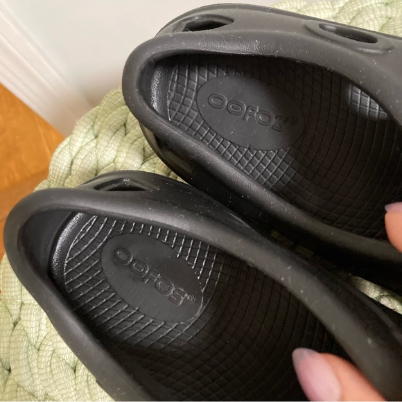 OOFOS Oocandoo Black Outdoors Sandals - Picture 12 of 14